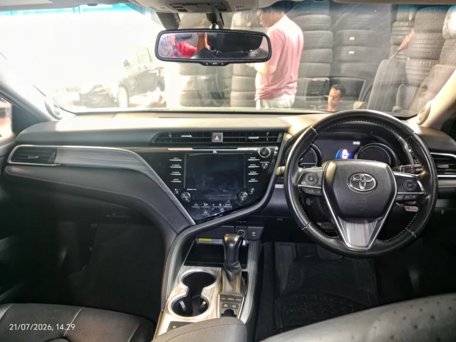 Foto Mobil Bekas Dashboard Toyota Camry 2.5 Hybrid tahun 2021